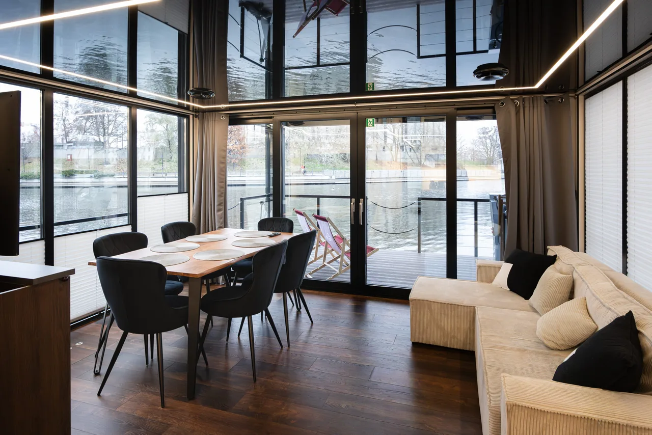 Frater Boat — pływający apartament z widokiem na rzekę Brdę